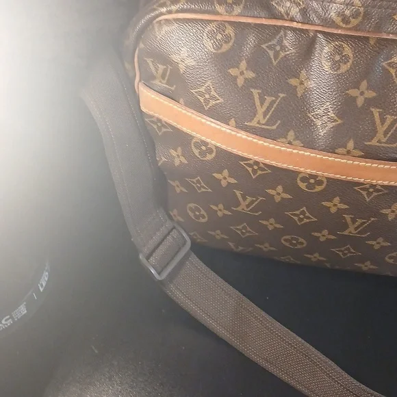 AUTHENTIC LOUIS VUITTON MONOGRAM DOUBLE COMARTMENT TRAVEL BAG. - Picture 11 of 16